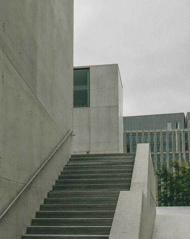 escalier de béton brut en ville